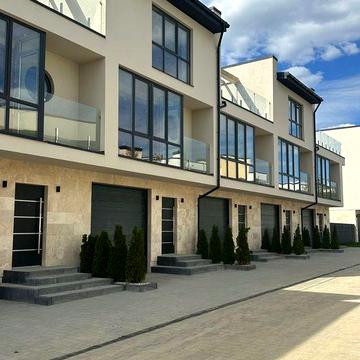 Продаж готових таунхаусів у Сокільниках British Village поруч з КМ Рівєра