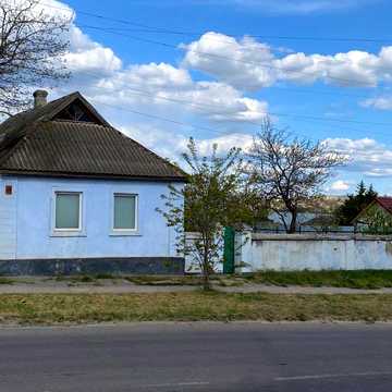 Продаж ділянки з будинком у центрі міста під комерційну або житлову забудову