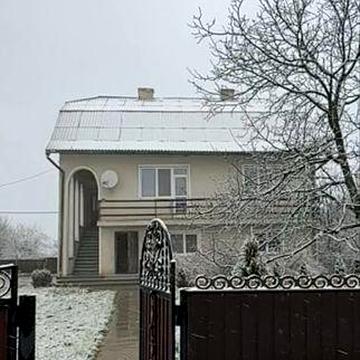 Великий будинок біля Івано Франківська