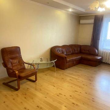 Оренда Братства тарасівців ( Декабристів ), 12/37  охайна 3 к.кв. 94 кв.м