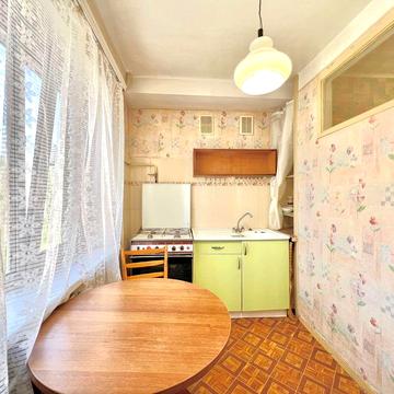 Біля метро КПІ,Берестейський пр.20,однокімнатна 35м,Мед та політех інститути поруч,гарно для оренди
