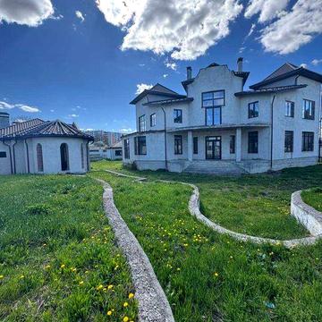 Продається просторий будинок формату міні-резиденції загальною площею 500 м²