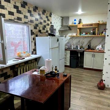 Продам 1/2 будинку , окремий двір !