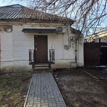 Продаж однокімнатної квартири вул. Олексія Вадатурського 45  потребує ремонту  можна під офіс чи житло