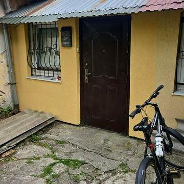 Продається частина будинку з окремим двором та сараєм+городами+сад. Будинок має 1 житлову кімнату, стан житла — косметичний.
Загальна площа - 56,1м2.