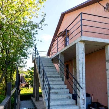 Оренда квартири в домі в часному секторі. 2й поверх 2 кімнати 60 м2.