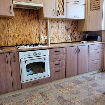 Продам 2 км.кв.вул.Галицька АТБ. Новобудова  не вуглова,світла,тепла,двохстороння.Є гараж в будинку 30 м можна докупити.Поряд сквер і річка