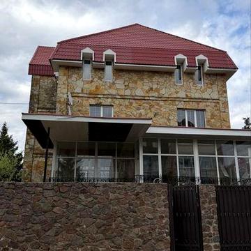 Будинок на Петропавлівській Борщагівці на ділянці 14 соток.