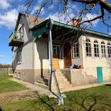 Просторий 2-поверховий заміський будинок для проживаття та відпочинку.