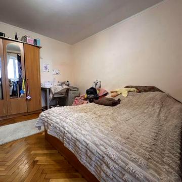 Продам 1-кім на середньому поверсі з усім