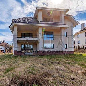 Пропонується до продажу просторий будинок у с. Іванковичі 696м2 20 соток