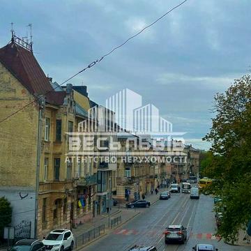 Квартира з ремонтом Личаківська ( з прибудинковою територією)