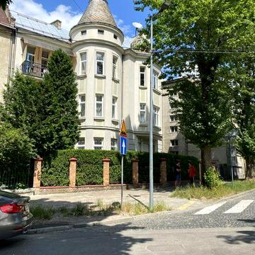 Довгострокова оренда дворівневого пентхаусу з терасою  (вільна з червня)