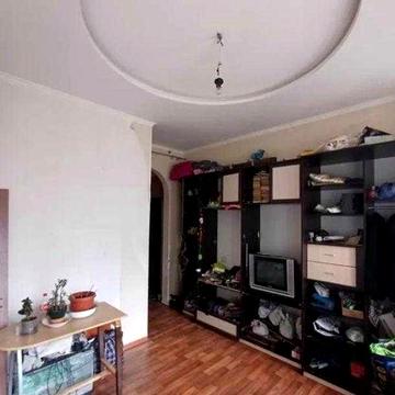 Продам 2-х комнатную сталинку в самом центре.