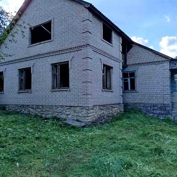 Будинок з господарськими будівлями