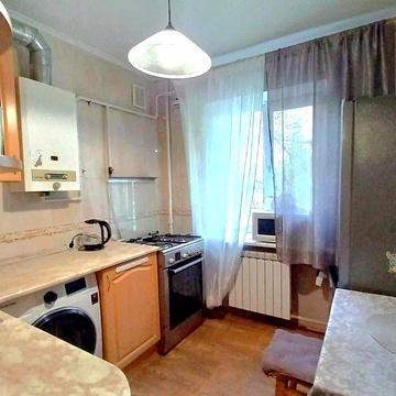 Дегтярівська 11, роздільна 2к, є газ, низький поверх, м Лукянівська  5хв