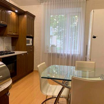 Продам двокімнатну в центрі поруч парк