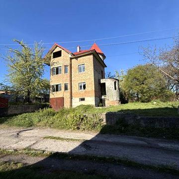 Незавершений цегляний будинок в м.Калуш