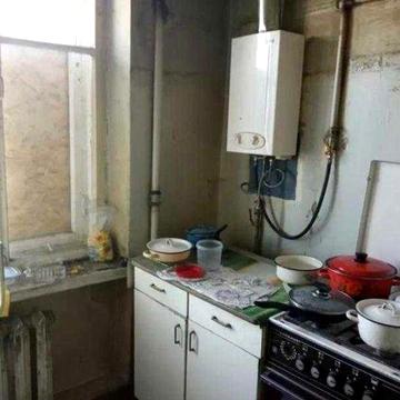 Продам 3 к. із. квартиру метро Вокзальна 4 хв. пішки, під ремонт