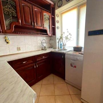 Продаж 2-кімнатної квартири на вул. Січових стрільців в самому центрі м. Новояворівська 
Загальна площа - 45 кв.м. 5/5 цегляного будинку. Ізольовані к