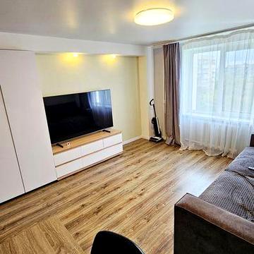 Продам 2кв. ж/м Сокол 1. Квартира утеплена, есть кладовка рядом, видовая на Днепр. Ваучер