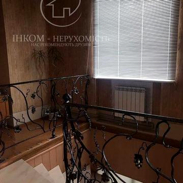 Будинок з гарною ділянкою