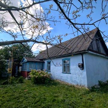 Затишний будинок біля річки Горинь