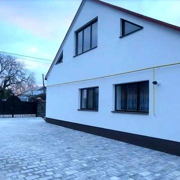 Приватний будинок, з цегли та газифікований. Велика ділянка.