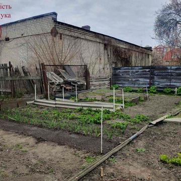Продаж півбудинку та земельної ділянки в центрі міста