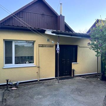 Будинок з подвірʼям та гаражем