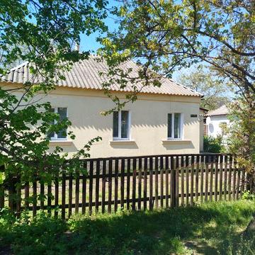 Цегляний будинок в м.Малин в центрі міста з приватизованою земельною ділянкою 10 соток, вода, каналізація, зручності, висока стеля