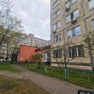 3 окна фасад, рядом новая почта, Оболонь, Озерная 28 , метро