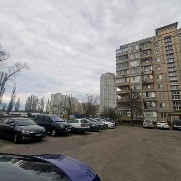 3 окна фасад, рядом новая почта, Оболонь, Озерная 28 , метро