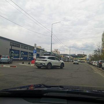 3 окна фасад, рядом новая почта, Оболонь, Озерная 28 , метро