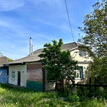 Добротний будинок біля міста
