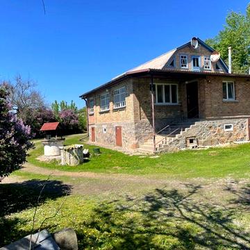 Терміново!продам будинок з ремонтом з виходом на воду