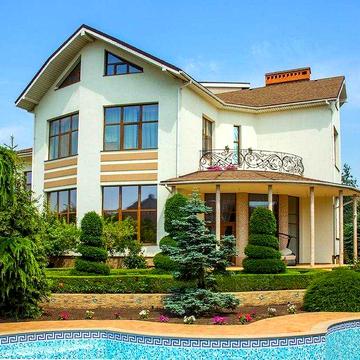 Чудовий 4-х рівневий будинок в Совіньйоні з великим басейном.