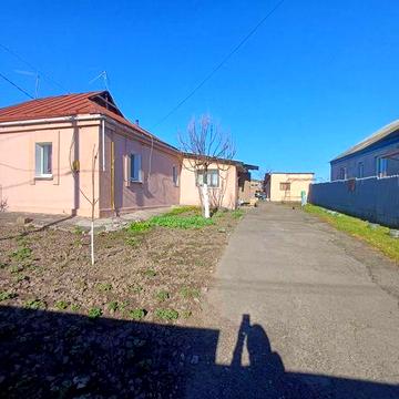 Продаж затишного будинку квартирного типу у м. Узин – заходь та живи!