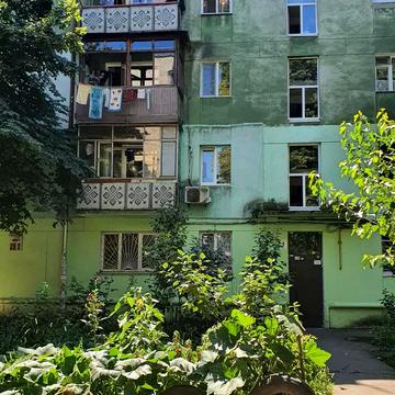 2-кімнатну квартиру під ремонт на Космонавтів — 10-й квартал.