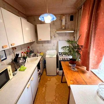 Продаж 2-во кімнатної квартири. Леся Курбаса 18г. Другий поверх в цегляному будинку.