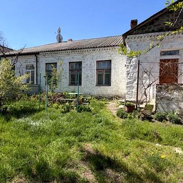 Продається квартира з власним  подвірям.