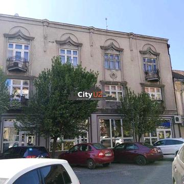 Продається старочеська 3-кімнатна квартира в центрі