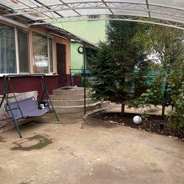 Квартира со своим двориком и с парковкой под навесом