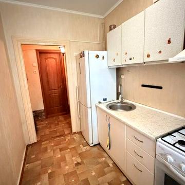 Продається 2-кімнатна квартира в тихому центрі міста.