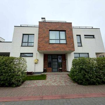 Оренда просторого 4-кімнатного котеджу 135 м2. з стильним ремонтом та меблями в с. Липники - КМ «Липові Роси». Є 2 паркомісця та електрозарядки.