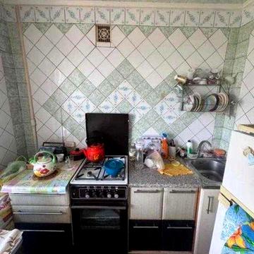 Продам 2 к. квартиру поруч з метро 23 Серпня