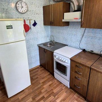 Трц Київ Зигіна поруч зупинка вільна (без тварин)