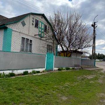 Продам будинок з кіоском в центрі села
