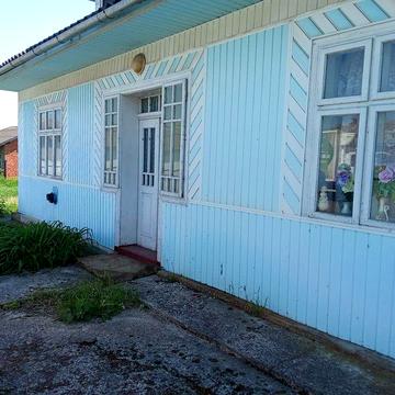 Будинок в центрі села Торговиця.