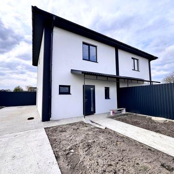 Продається дуплекс площею 85 м² з власною ділянкою 2,5 сотки.